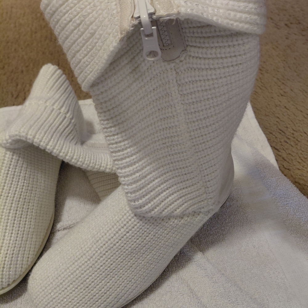 Kohl's Cream Knit Boots Nwot